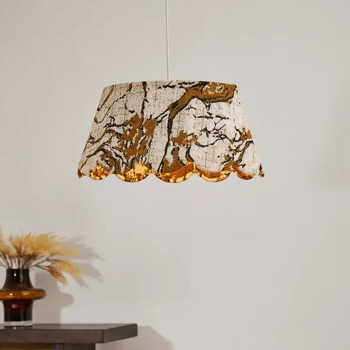 Suspension luminaire en tissu brodé motifs dorés élégants