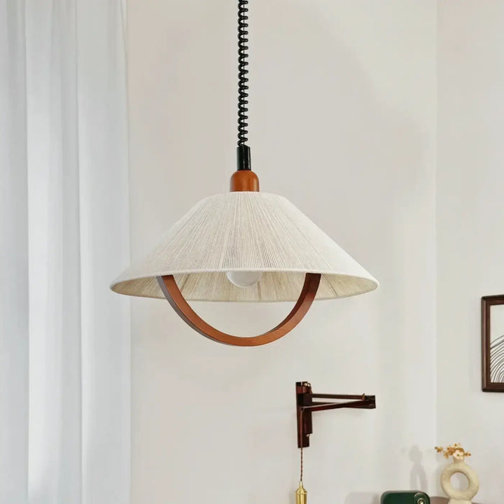Suspension luminaire tissu avec détail bois courbé naturel
