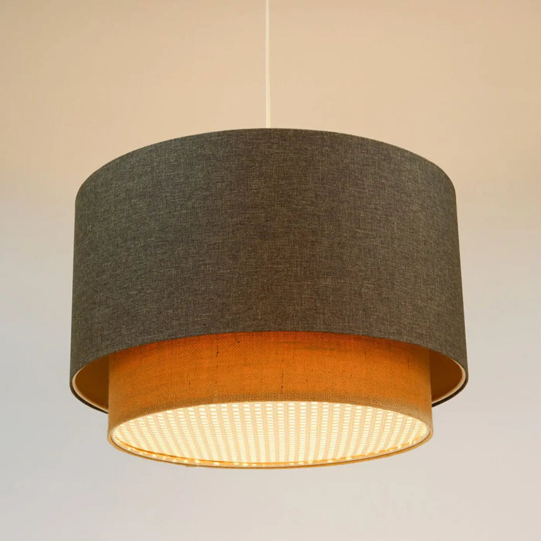 Suspension luminaire duo rattan en tissu graphite avec doublure orange et diffuseur en maille beige apporte une lumière chaleureuse