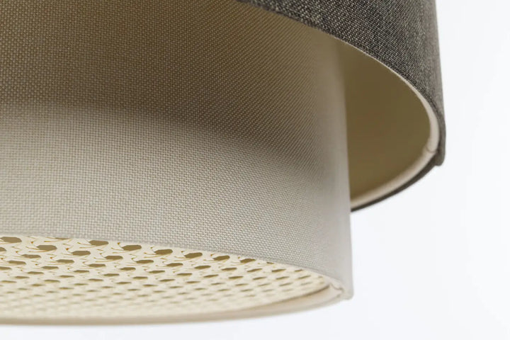 Suspension luminaire duo rattan en tissu beige et graphite avec base perforée pour un éclairage élégant