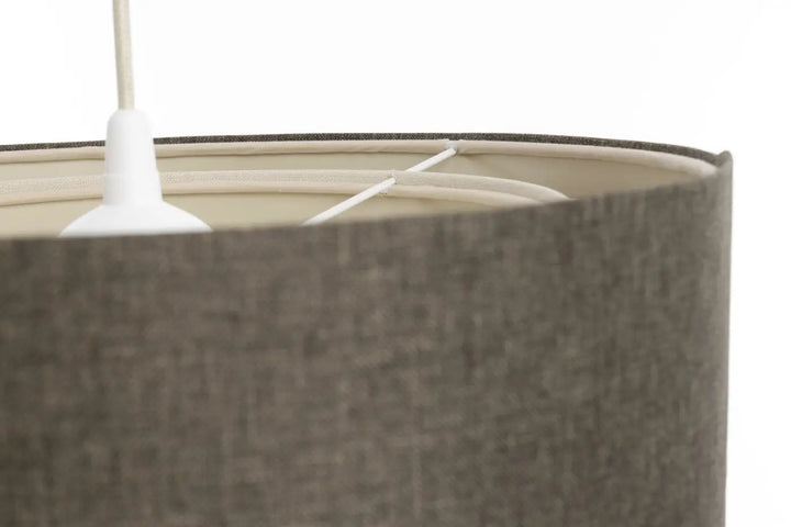 Suspension luminaire duo rattan avec abat-jour gris texturé en tissu, fixation en plastique blanc, structure interne en fil métallique