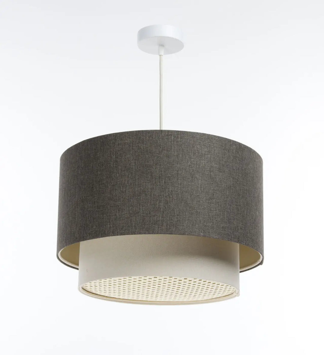 Suspension luminaire duo rattan graphite avec double abat-jour en tissu gris foncé texturé et anneau intérieur crème perforé