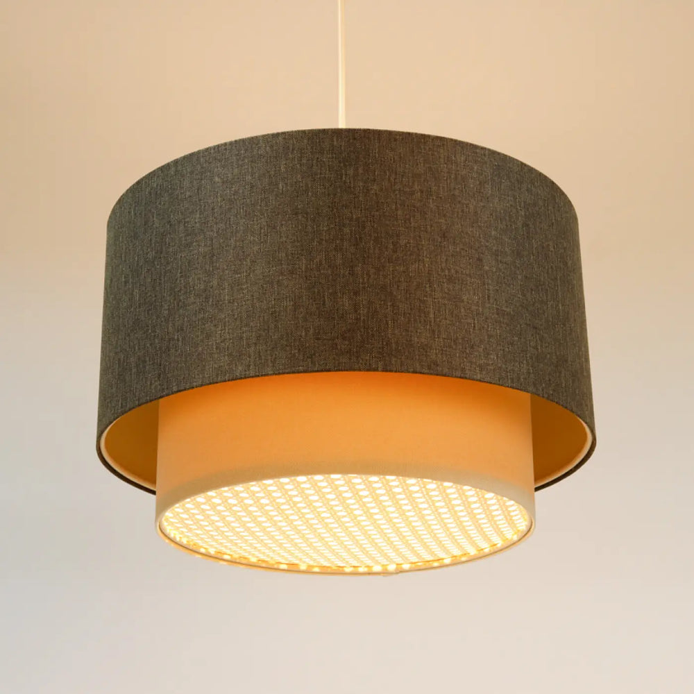 Suspension luminaire graphite cylindrique avec abat-jour en tissu texturé gris foncé et anneau intérieur lumineux doré chaleureux