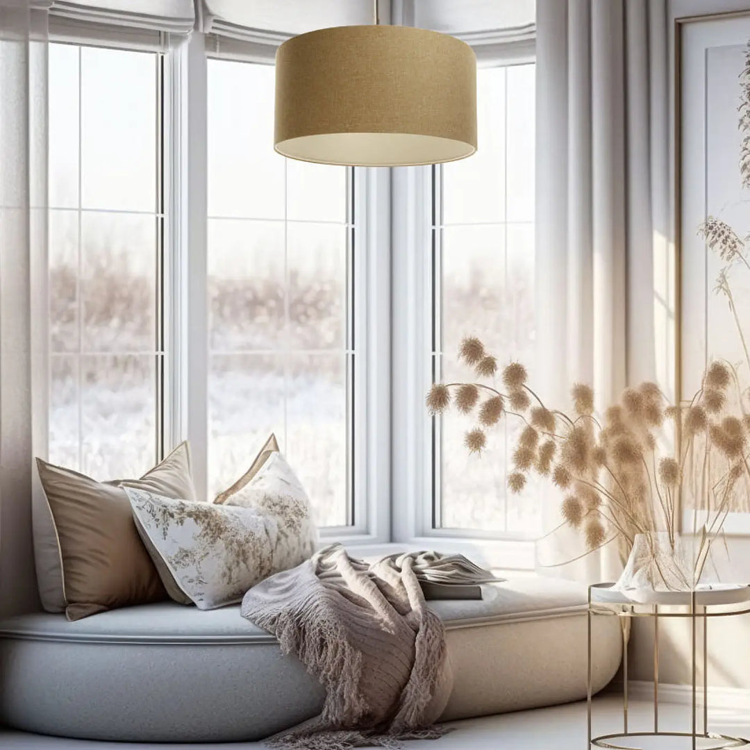 Suspension luminaire beige marron sable avec abat-jour en tissu marron sable texturé suspendue au-dessus de la banquette