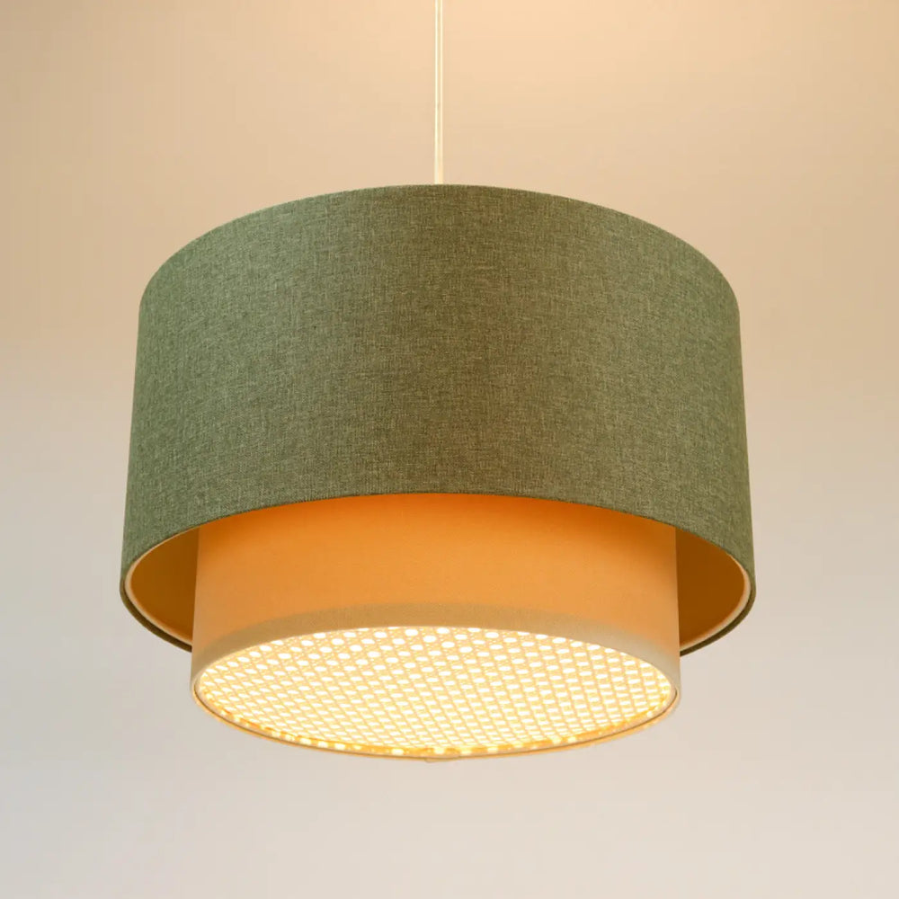 Suspension luminaire duo rattan avec abat-jour en tissu vert gris texturé et anneau intérieur lumineux à motif alvéolé crème
