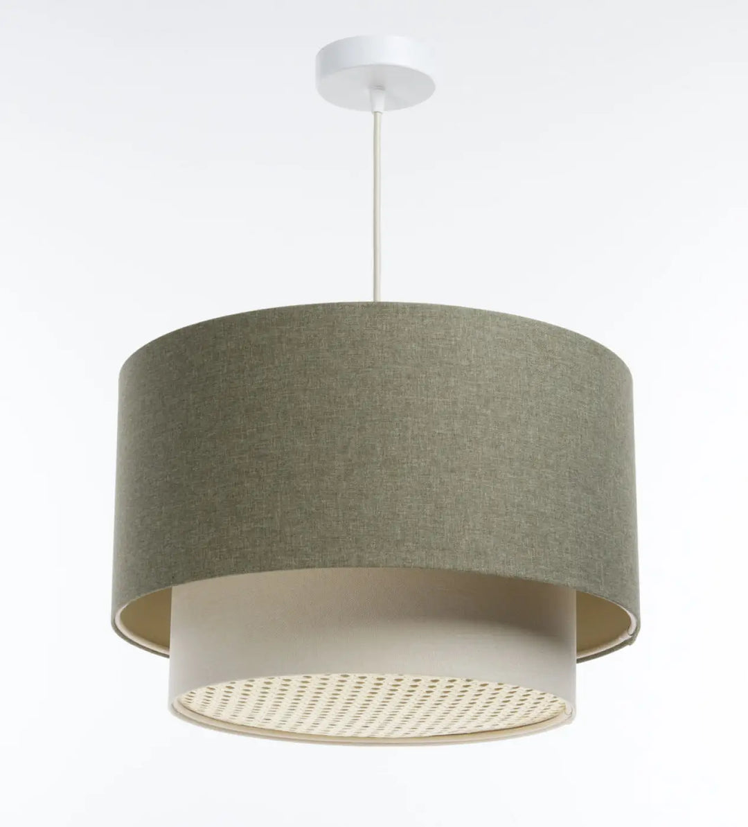 Suspension luminaire duo rattan avec abat-jour en tissu vert olive texturé et étage inférieur crème perforé