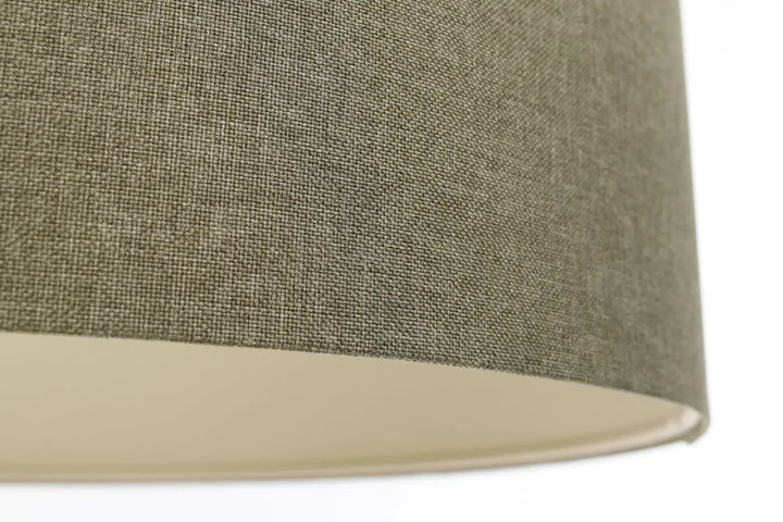 Suspension luminaire boho elegant vert gris avec abat-jour en tissu vert texturé et doublure intérieure écrue lisse