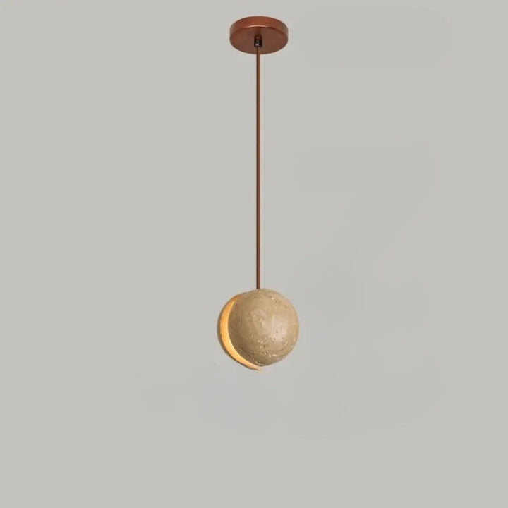Suspension luminaire kreto avec abat-jour sphérique texturé beige et support cuivre halo doré style travertin aux lignes