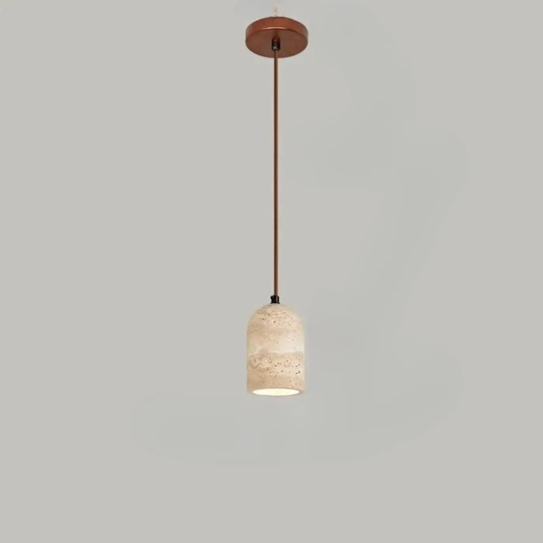 Suspension luminaire kreto avec abat-jour texturé en béton écru et tige métallique cuivre halo doré travertin aux lignes