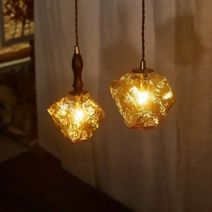 Suspension luminaire en verre ambré texturé et détail bois élégant