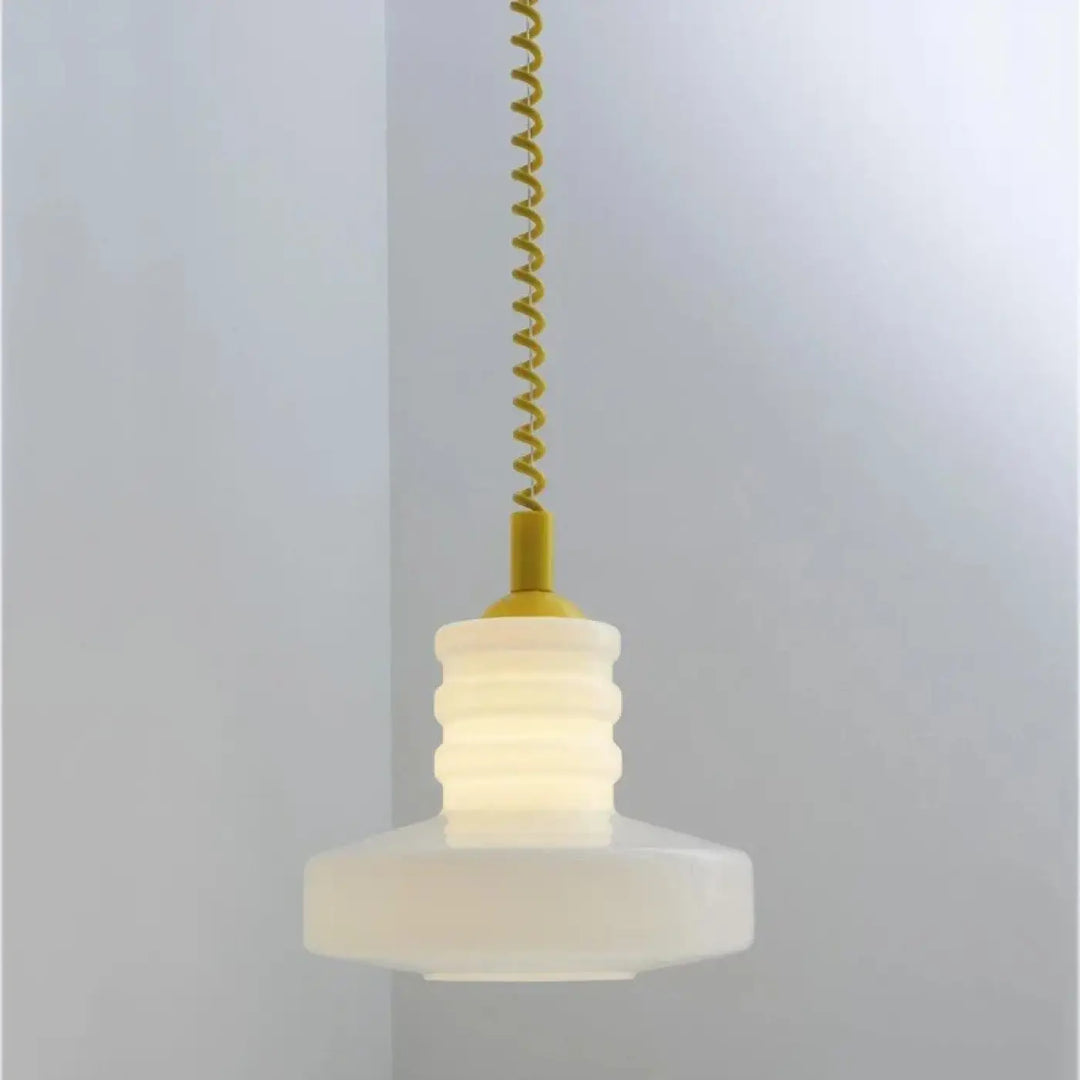 Suspension luminaire solune avec abat-jour en verre opalin blanc givré rainuré et cordon spiral dore