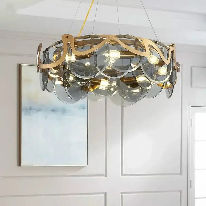 Suspension luminaire en verre blanc et structure dorée chic
