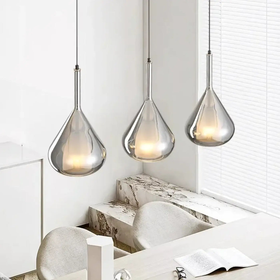 Suspension luminaire pirula avec trois abat-jours en verre argenté métallisé teardrop blanc chaud ou blanc froid idéale pour petits mètres carrés