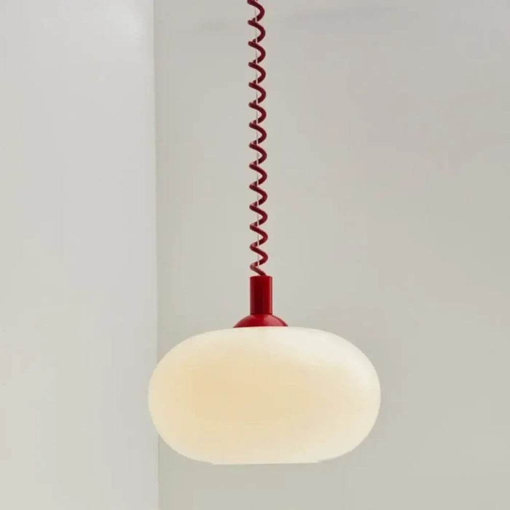 Suspension luminaire fanaty avec globe en verre opalin doux et câble spiralé rouge vibrant en métal