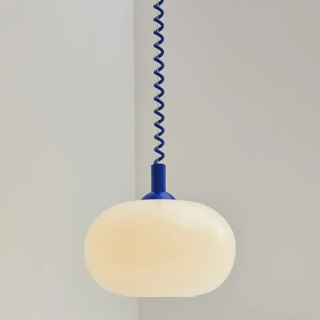 Suspension luminaire fanaty avec globe en verre opalin blanc cassé et câble spiralé bleu vibrant en métal