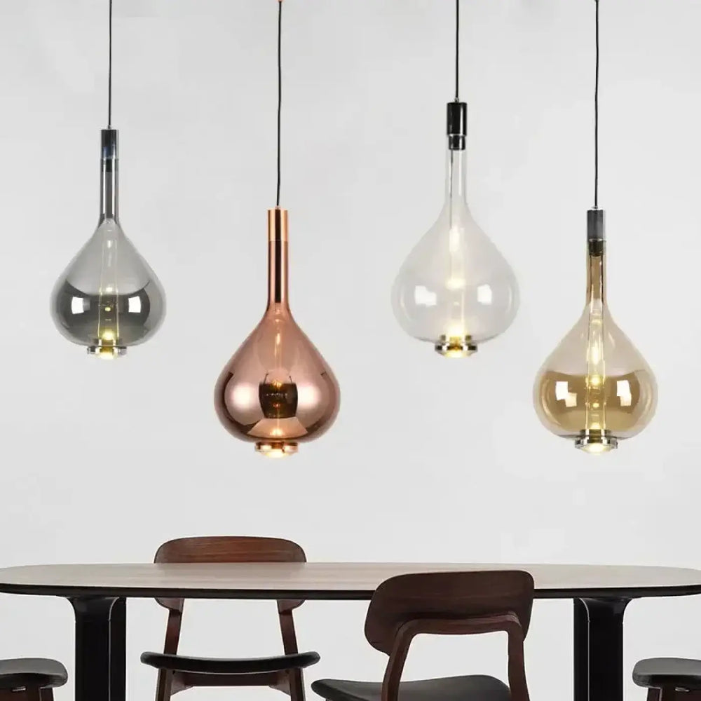 Quatre suspension luminaire elys en verre soufflé teardrop effet fumé avec finitions métalliques variées suspendues par câbles noirs