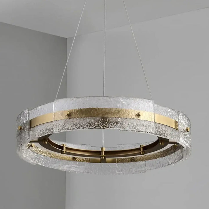Suspension luminaire aurevia avec anneau en verre givré texturé et accents en métal doré pour un style luxueux