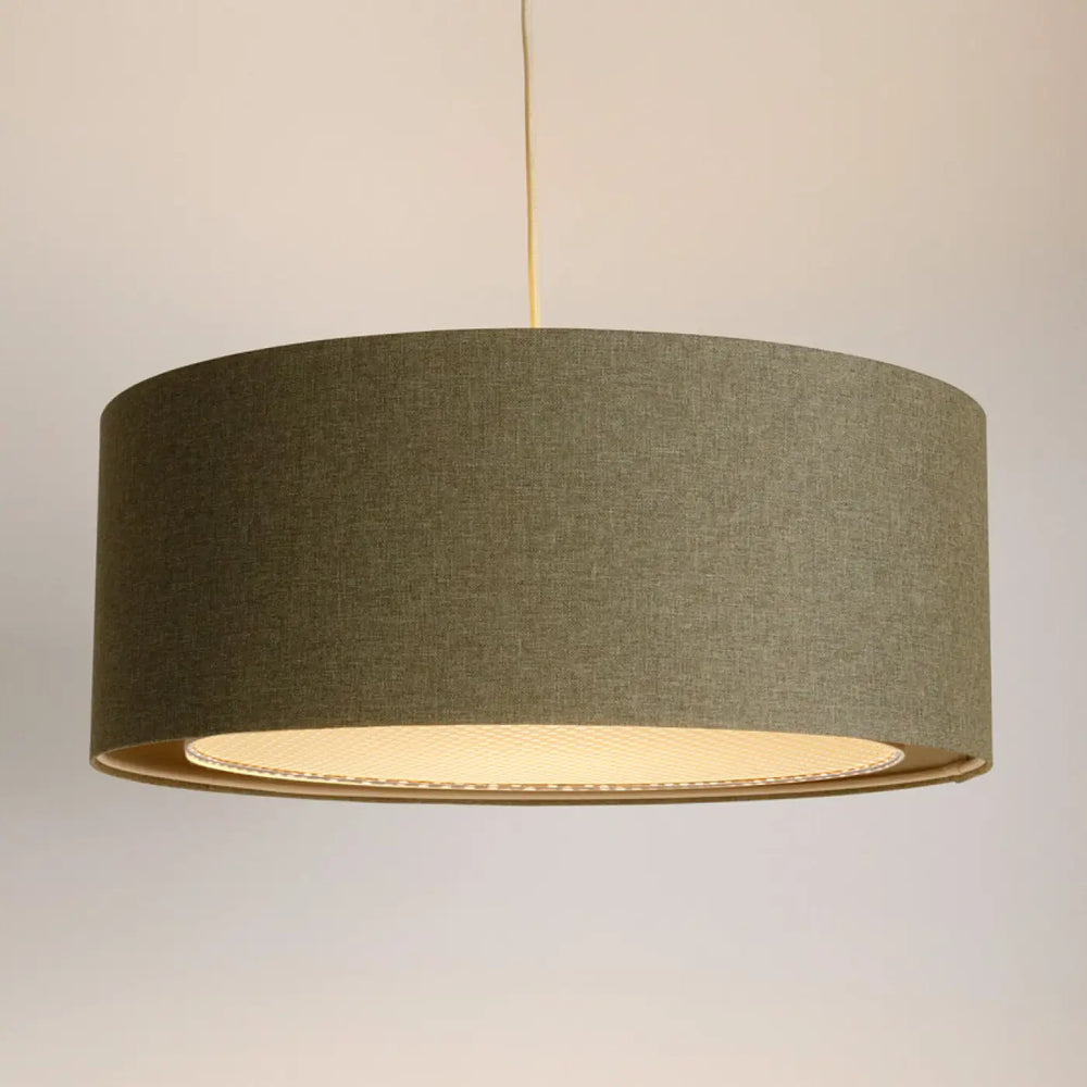 Suspension luminaire vert gris cylindrique en tissu tressé avec doublure intérieure éclairée crème élégante bohème