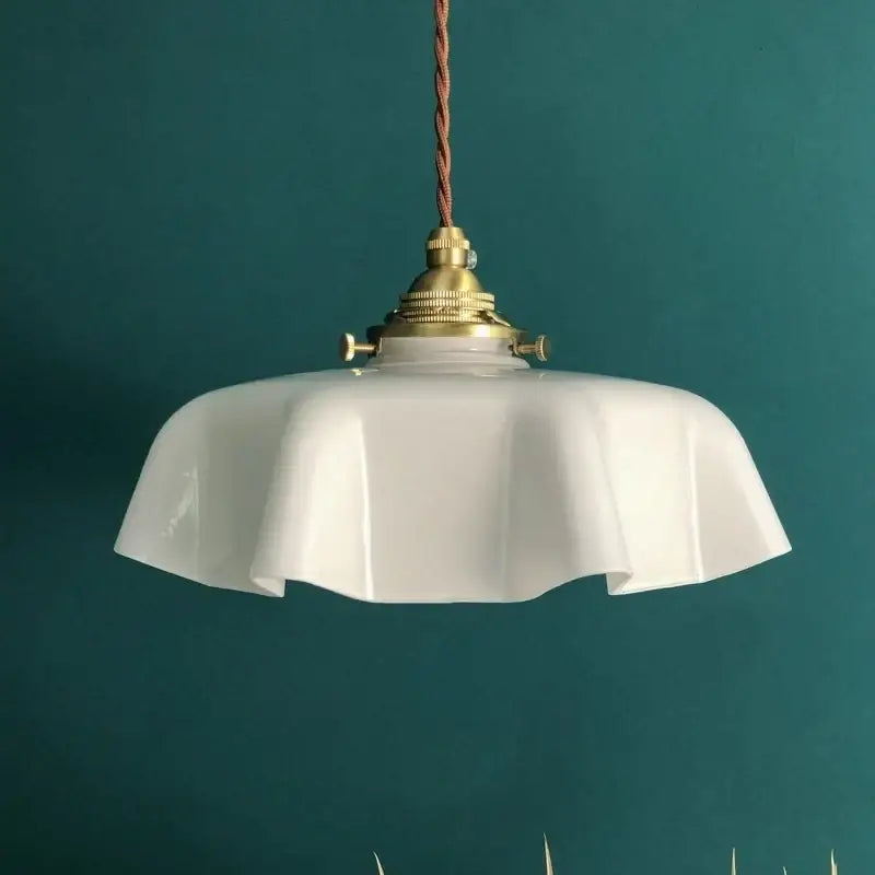 Suspension luminaire vintage blanche avec finition laiton