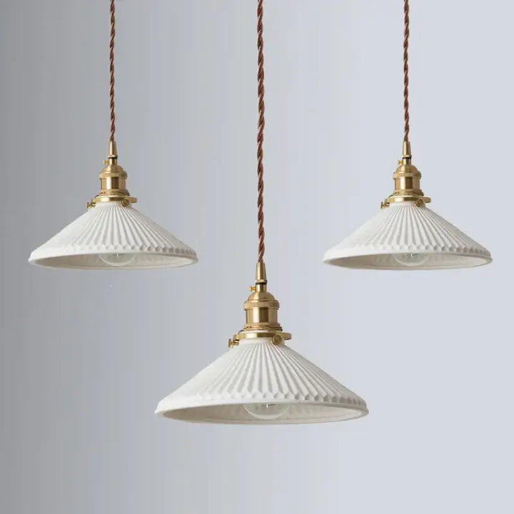 Suspension luminaire vintage en céramique blanche et laiton

