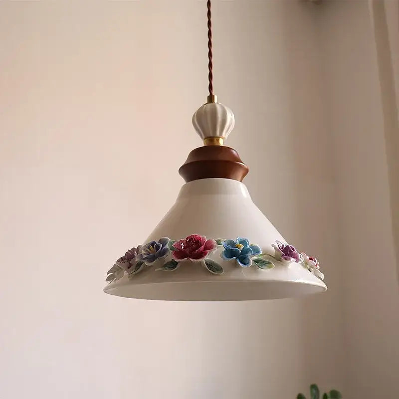 Suspension luminaire vintage en céramique blanche motifs floraux