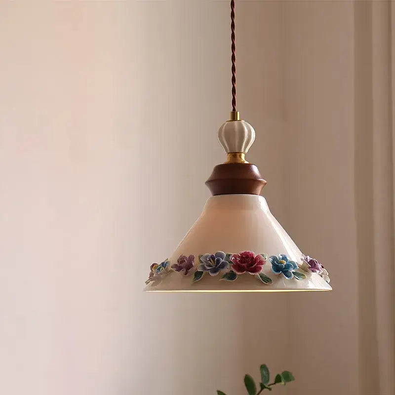 Suspension luminaire vintage en céramique blanche motifs floraux