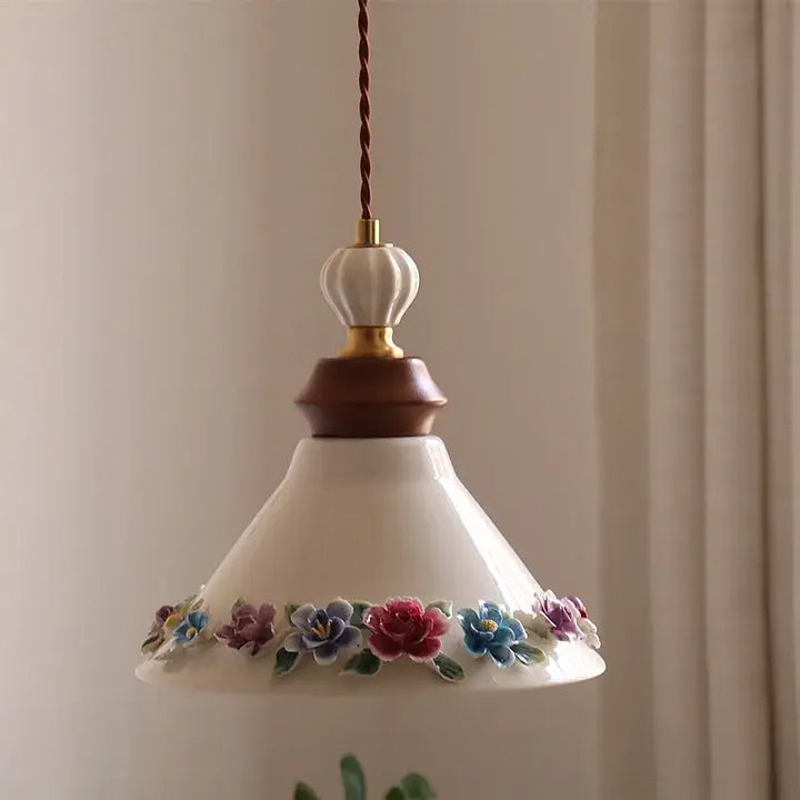 Suspension luminaire vintage en céramique blanche motifs floraux