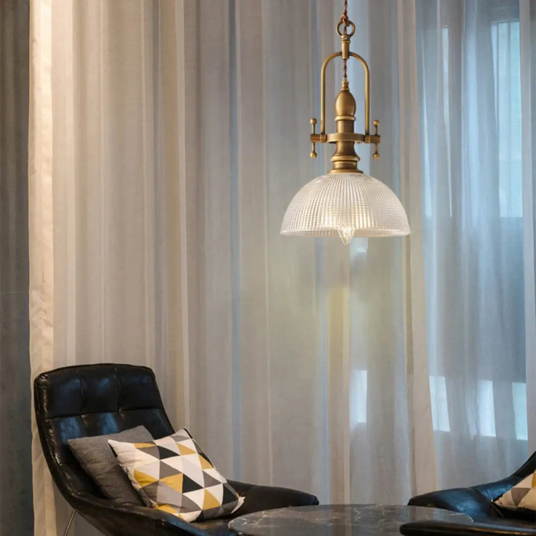 Suspension luminaire vintage en laiton doré et verre strié raffiné
