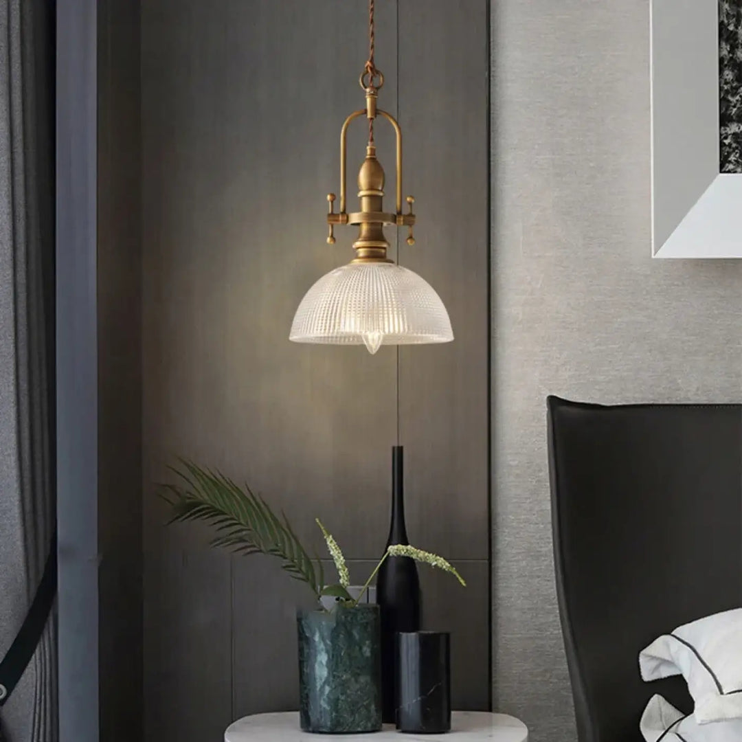 Suspension luminaire vintage en laiton doré et verre strié raffiné