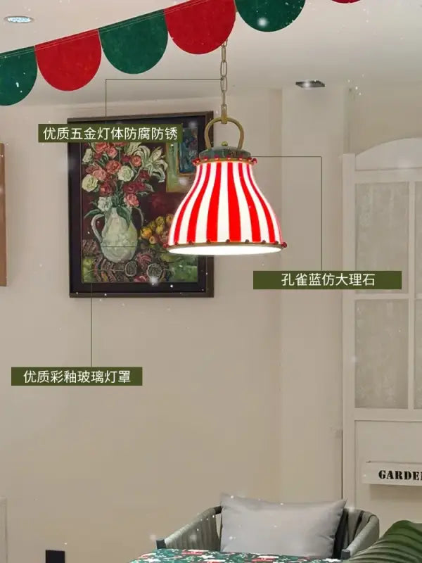 Suspension luminaire vintage en rouge motif rayé décoratif