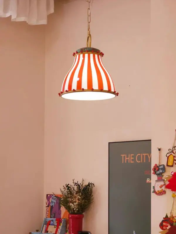 Suspension luminaire vintage en rouge motif rayé décoratif