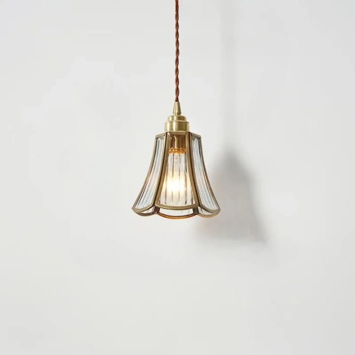 Suspension luminaire aurelia avec verre cannelé clair et métal doré suspendue par un cordon torsadé brun