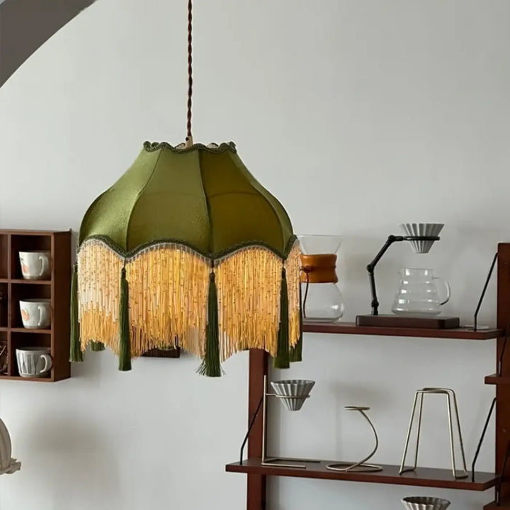 Suspension luminaire au style vintage vert avec franges dorées