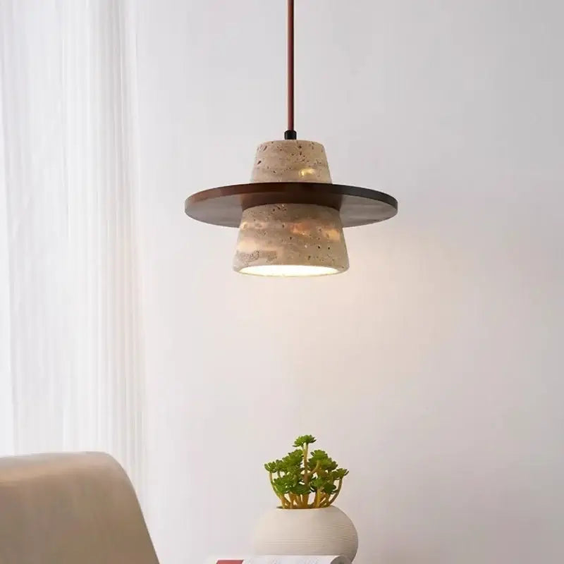 Suspension luminaire de chambre en pierre beige et bois foncé
