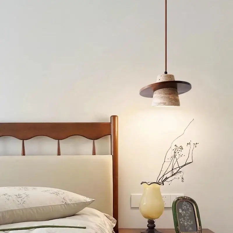 Suspension luminaire de chambre en pierre beige et bois foncé

