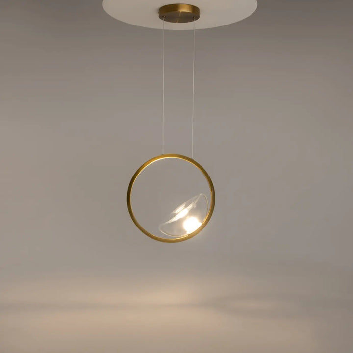 Suspension lunare led disque doré avec cadre métallique doré et verre clair intégrant une ampoule à lumière chaude