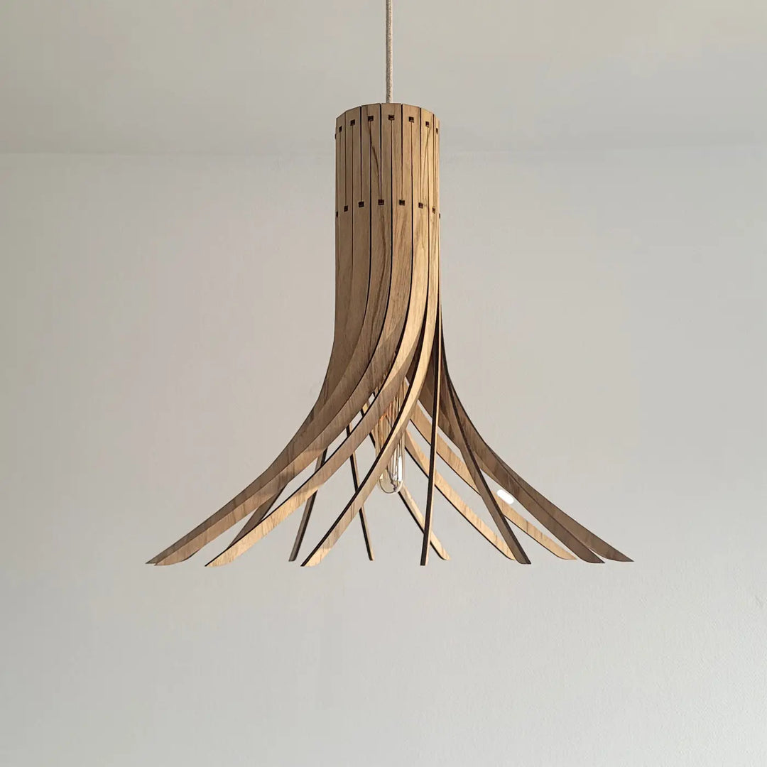 Suspension luminaire månitj piatoni en bois fsc finition naturelle avec abat-jour cylindrique et lames courbes en pétales