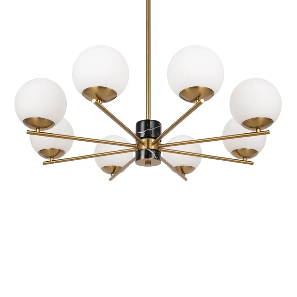 Suspension marble dorée avec huit globes en verre blanc satiné et un accent central en marbre noir au-dessus d’une pièce