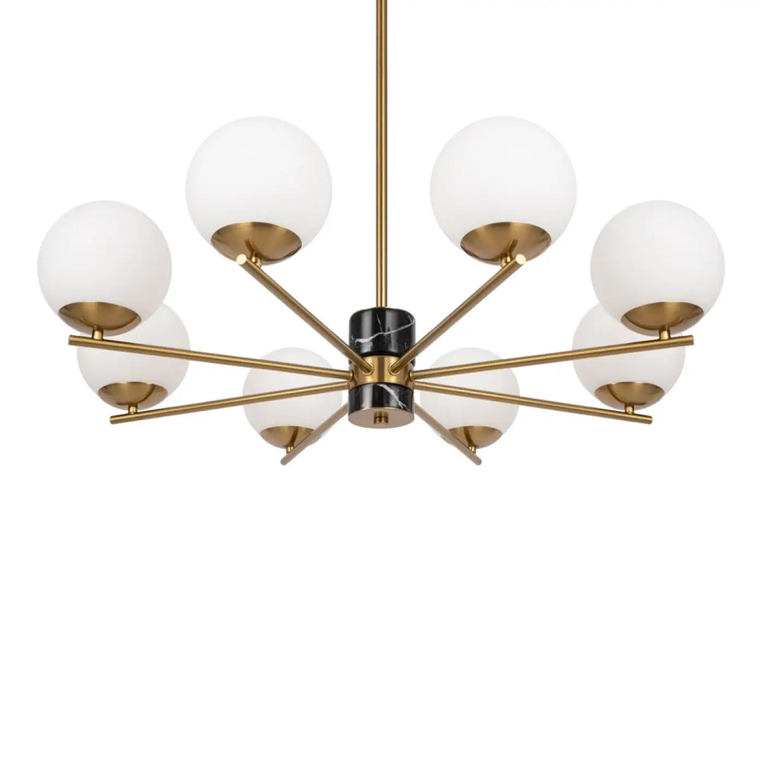 Suspension marble dorée avec huit globes en verre blanc satiné et un accent central en marbre noir au-dessus d’une pièce