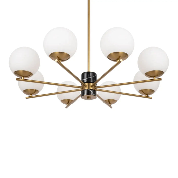 Suspension marble dorée avec huit globes en verre blanc satiné et un accent central en marbre noir au-dessus d’une pièce