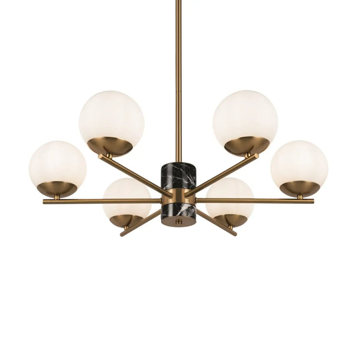 Suspension marble dorée avec six globes en verre dépoli et accent central en marbre noir au-dessus d’une pièce élégante