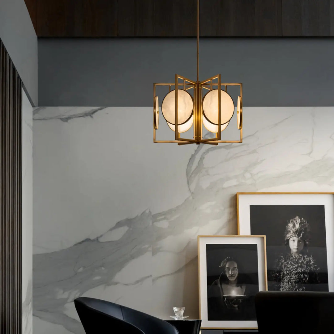Suspension marmo en acier doré avec abat-jours en verre dépoli circulaire pour un éclairage géométrique design