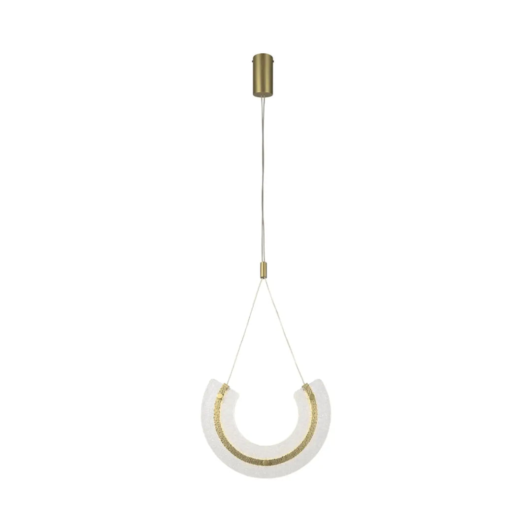 Suspension maya avec verre plié blanc et acier doré texturé suspendue à une fixation de plafond en laiton