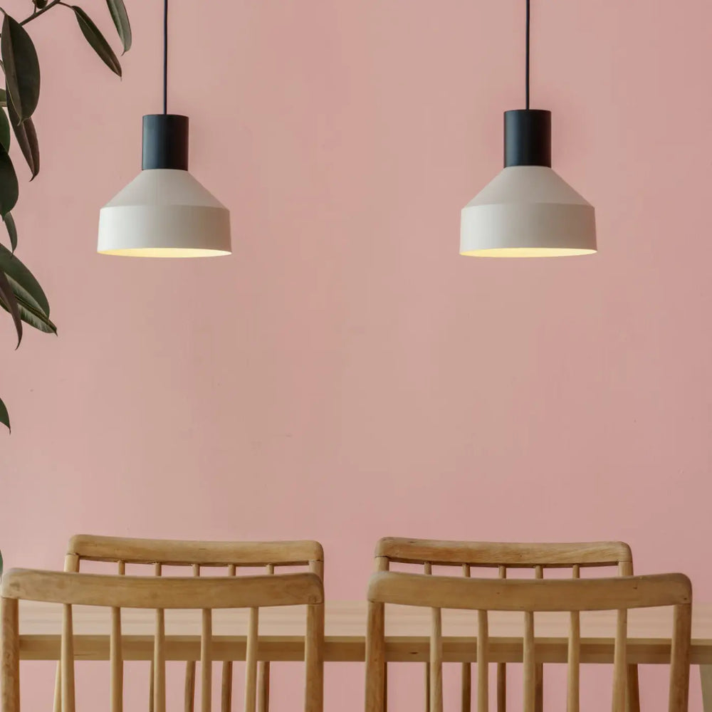 Suspension Kombo beige dans un intérieur