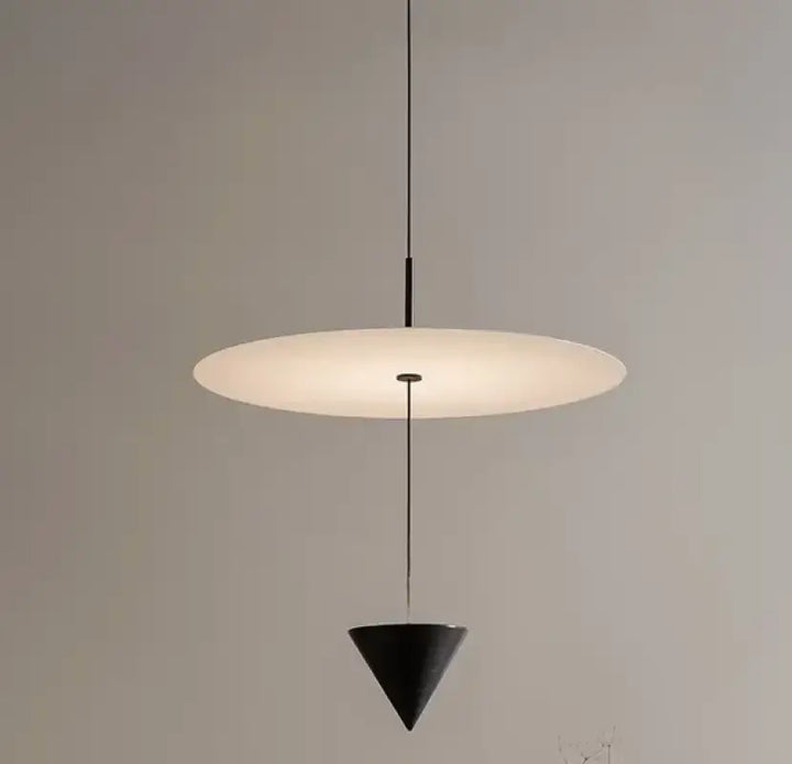Suspension Minimaliste Avec Cône Noir Et Disque Flottant


