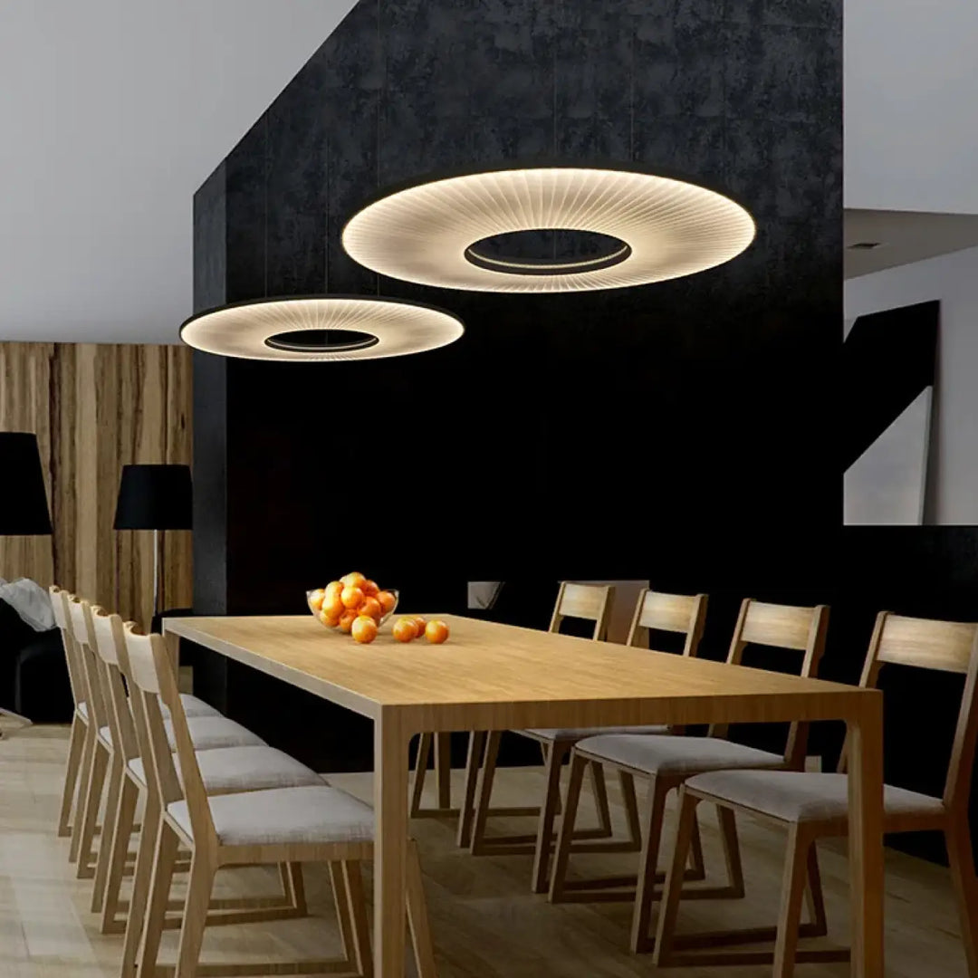 Suspension minimaliste beige avec structure style chic