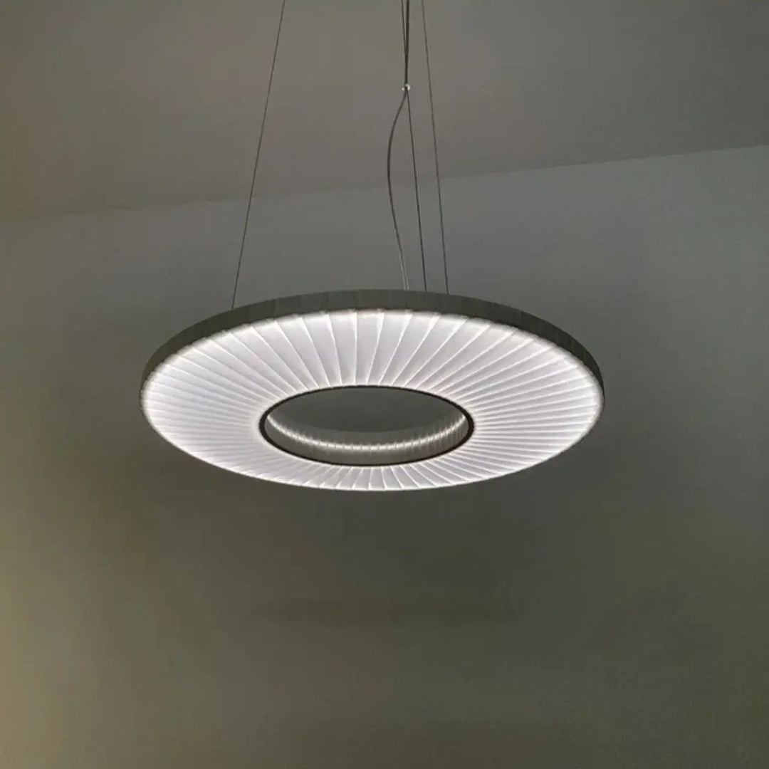 Suspension minimaliste beige avec structure style chic