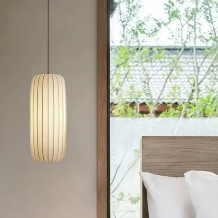 Suspension Minimaliste en Tissu avec Détails Rayés