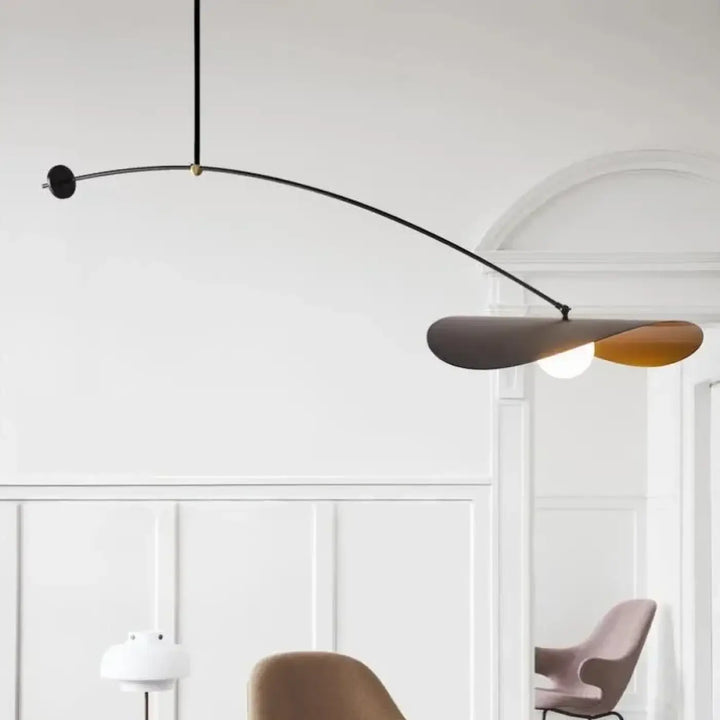Suspension moderne en arc noir avec abat jour doré chic