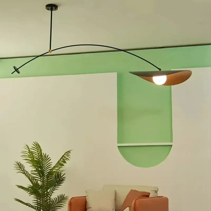 Suspension moderne en arc noir avec abat jour doré chic